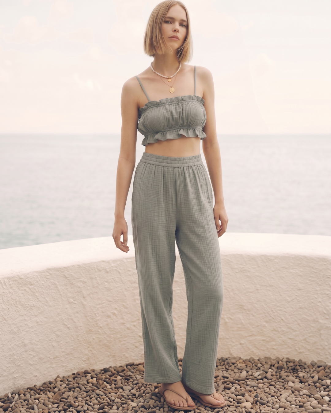 Kadın Yazlık Müslin İkili Takım - Fırfır Detaylı Askılı Crop Top ve Yüksek Bel Bol Paça Pantolon Seti
