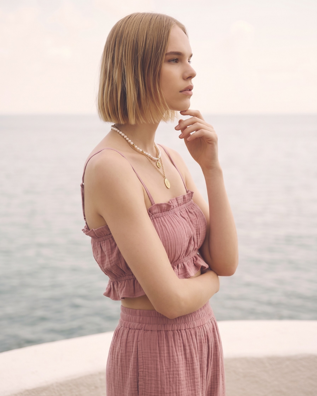 Kadın Yazlık Müslin İkili Takım - Fırfır Detaylı Askılı Crop Top ve Yüksek Bel Bol Paça Pantolon Seti